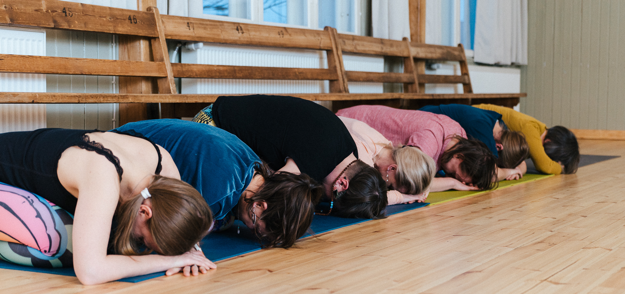 Joogaoppilaita lepoasennossa.