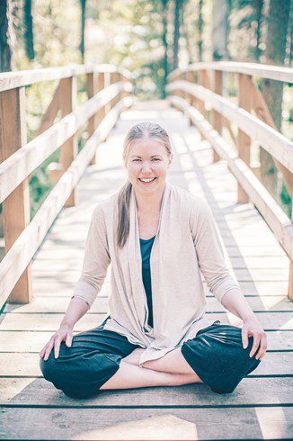 Joogaopettaja Iitu Leinonen.