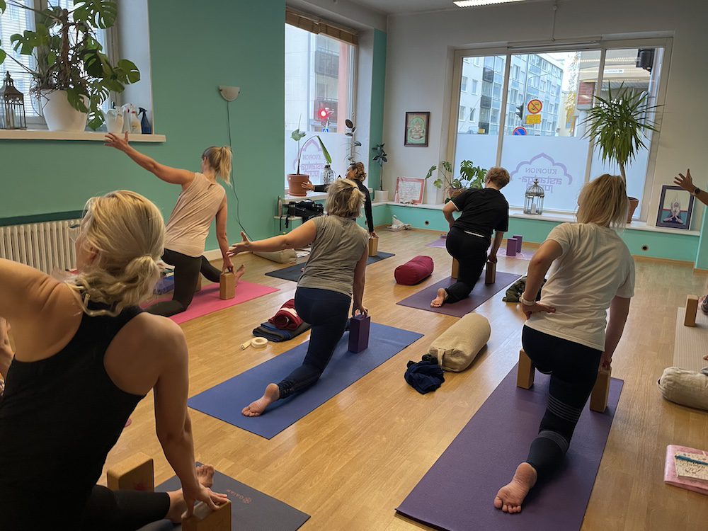 Samatvan koulutuksen oppilaita tekemässä asanaharjoitusta.