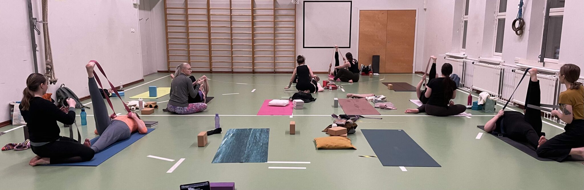 Oppilaat tekemässä jooga-avustuksia.