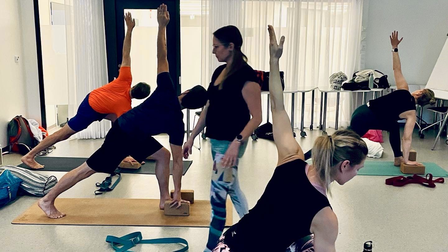 Emma Slow opettamassa joogaryhmää Hämeenlinnassa.