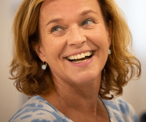 Joogaterapeutti Iia Lappalainen.